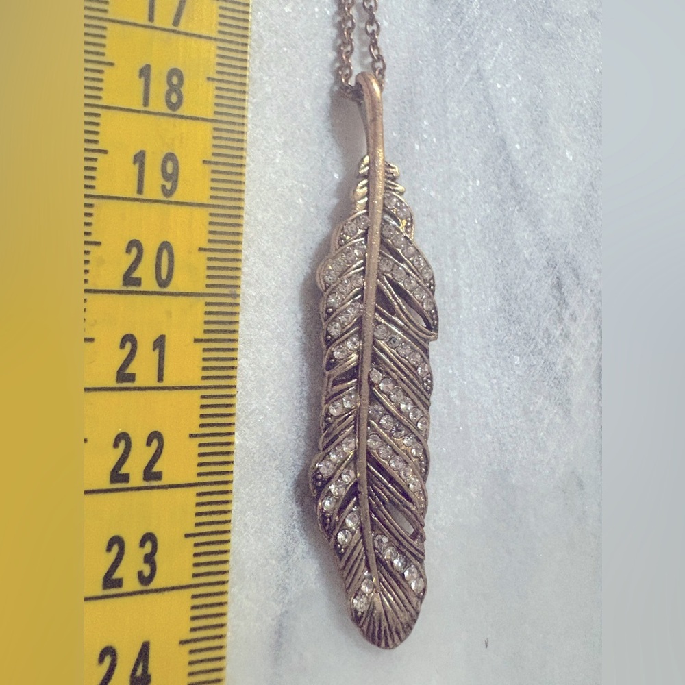 Beautiful ladies fashion necklace lovely large feather and diamanté pendant